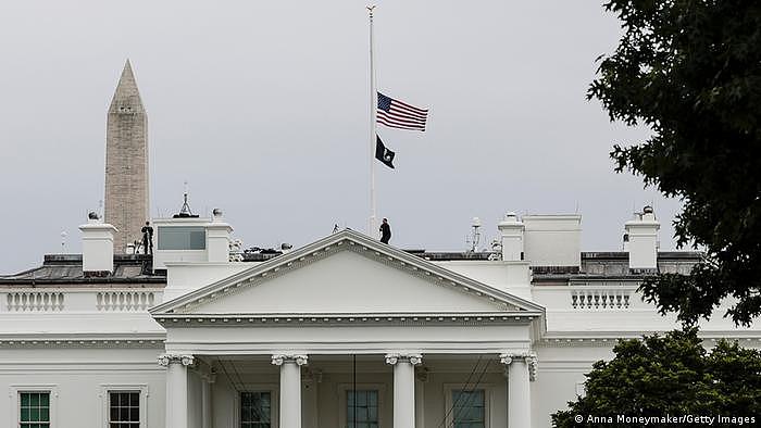USA Washington | Flagge am Weißen Haus auf Halbmast nach mehreren Toten in Grundschule in Uvalde