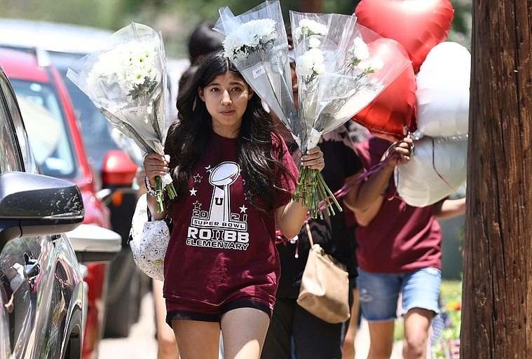 民众到发生枪击案的罗伯小学外献花。 美联社