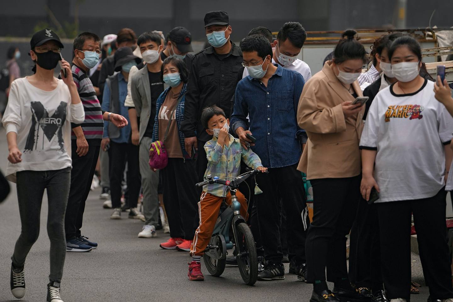 4月25日，北京，市民排队等候进行核酸检测。 朝阳区是暂时疫情最严重的地区，首先实施全区核酸检测，后来扩展至11区。 （Andy Wong／美联社）