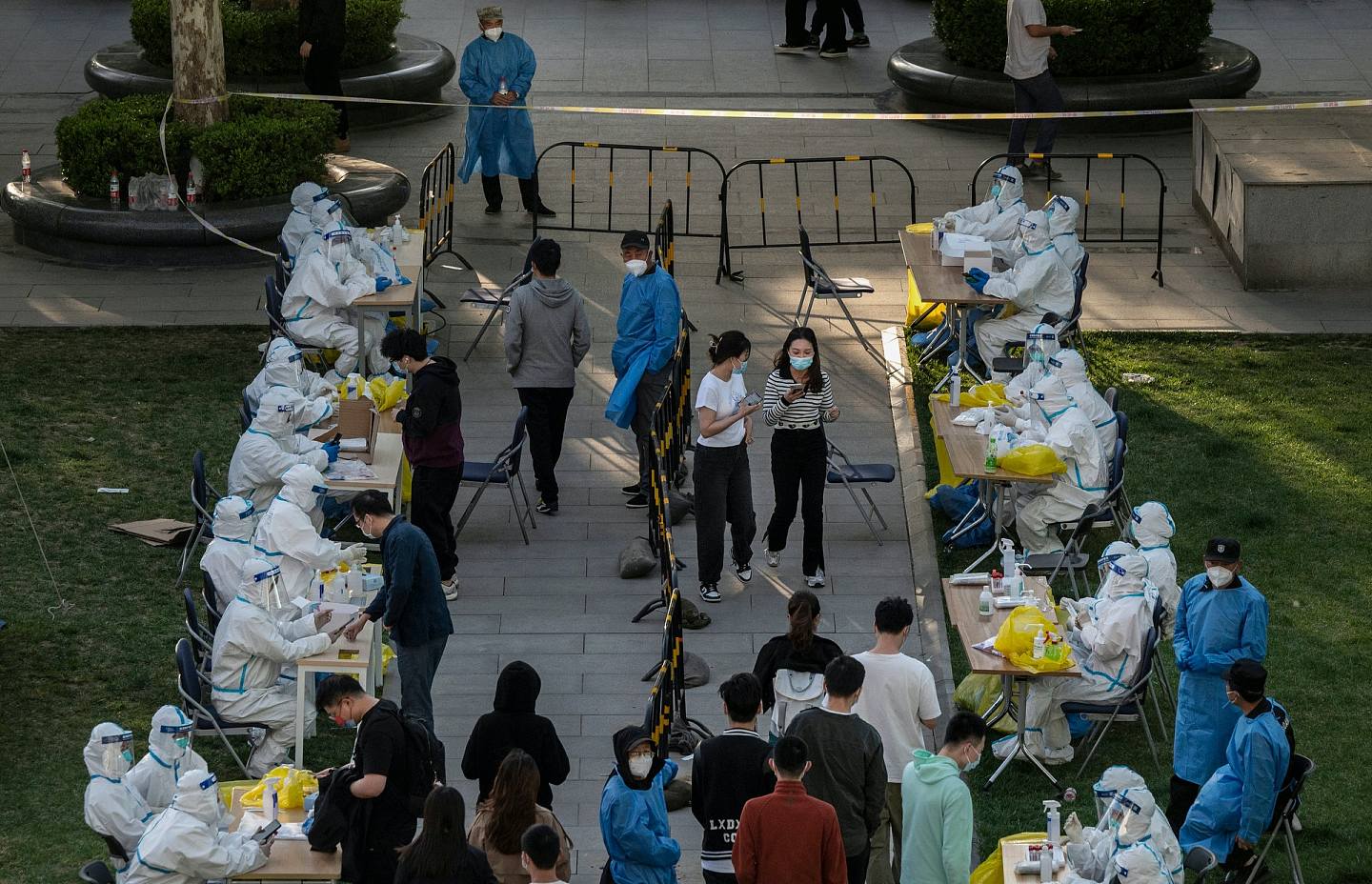 4月26日，北京，市民接受核酸检测。 （Kevin Frayer/Getty Images）