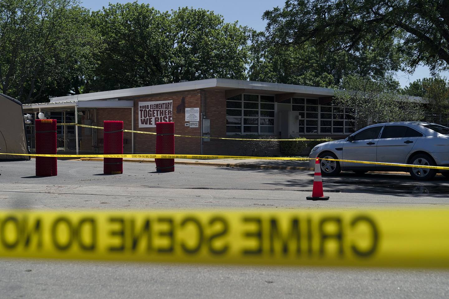 美国德州小学枪击案：美国德州尤瓦尔迪的罗伯小学2022年5月24日发生枪击案，图为2022年5月25日，案发现场仍未解封。 （AP）