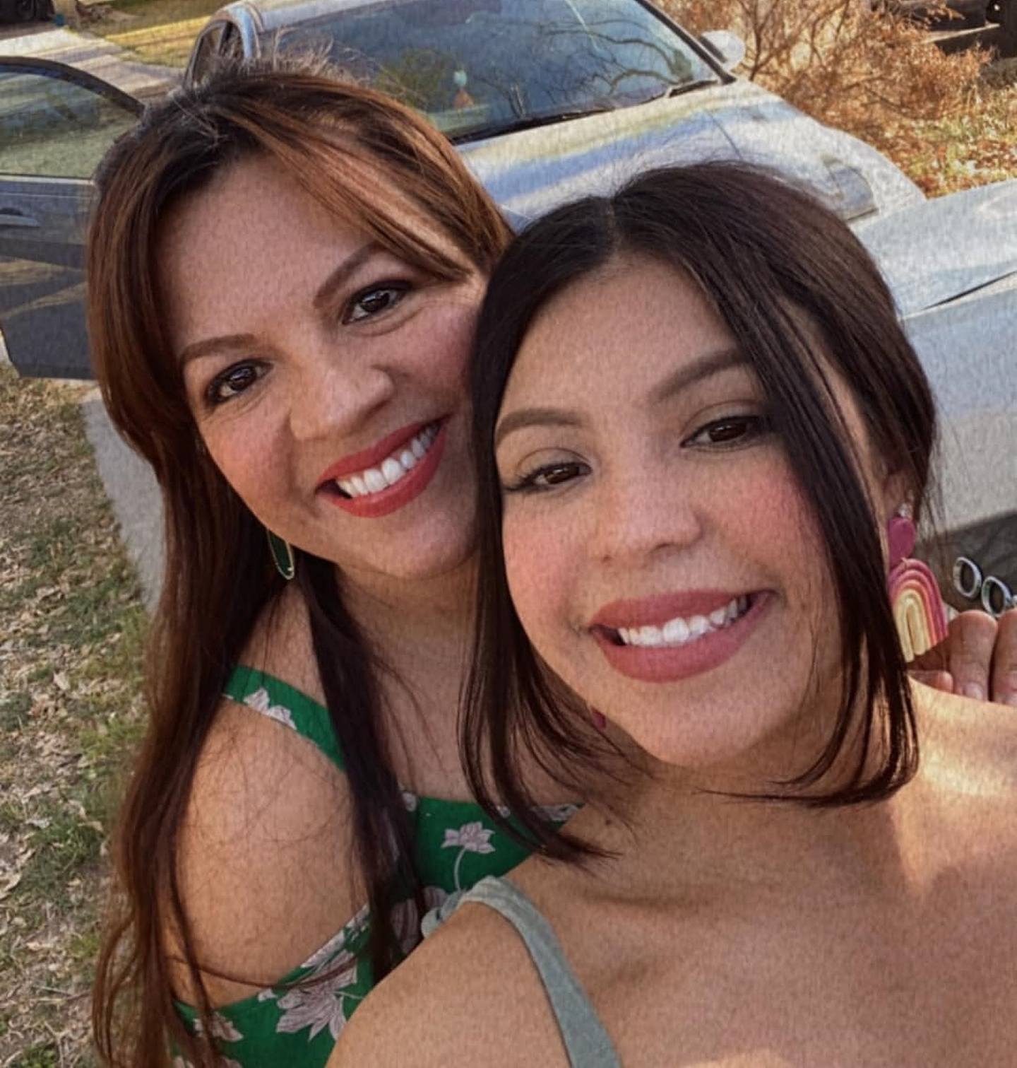 美国德州小学枪击案：美国德州尤瓦尔迪的罗伯小学2022年5月24日发生枪击案，教师米雷莱斯（左）在事件中身亡。 图为2022年5月25日，米雷莱斯的女儿鲁伊斯（右）在Facebook发布的照片，这是她和母亲米雷莱斯的合照。 （Facebook@Adalynn Ruiz）