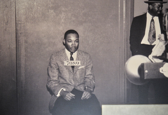 1956年，马丁·路德·金因领导抵制蒙哥马利种族隔离公交活动被捕