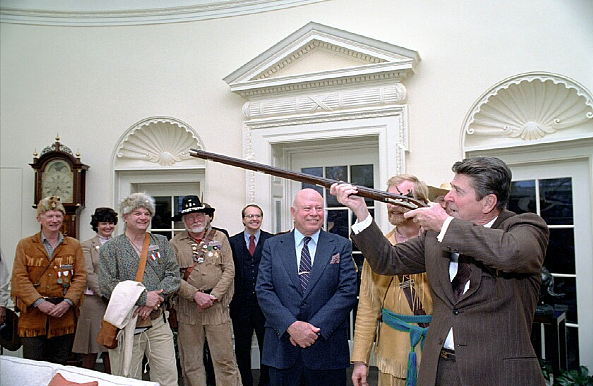 1981年，里根和NRA领导人哈伦·卡特（中），图自纪录片《自由的代价》