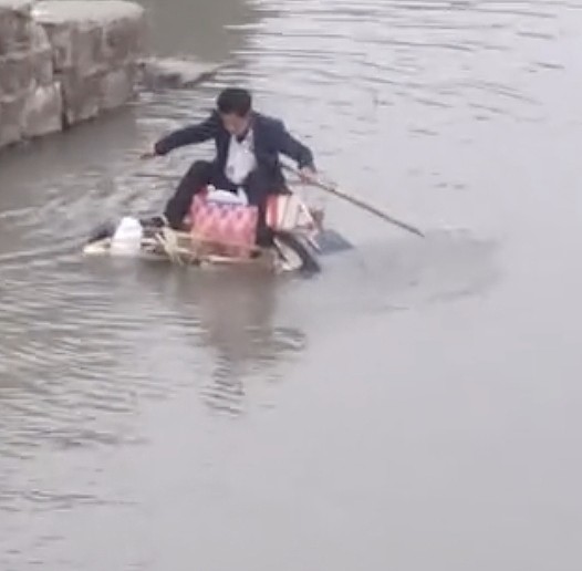 一名男子趁解封自组「小船」要从上海划船回江西，但上海位处下游，江西则在上游段，还要划连驾车都需7 小时半的路程，因此上了热搜榜。 图：截自「腾讯视频」