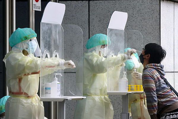 ▲▼台湾疫情、台北一名民众5月24日接受新冠病毒采检。（图／路透）