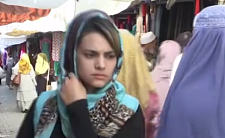 阿富汗妇女不被允许工作，当地女学者称看到小孩陪妈妈跪路边乞讨（组图）