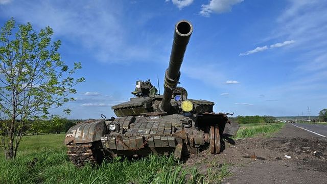交战双方都损失了大量装甲战车。图为乌克兰军队的T-64型坦克。