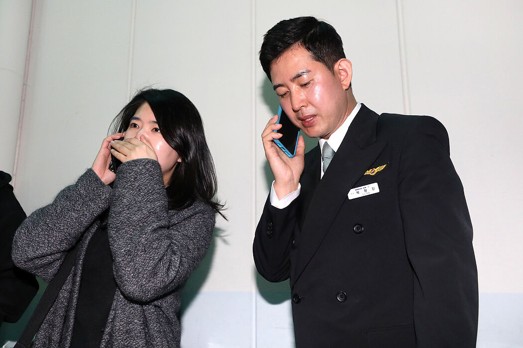 2014年，担任大韩航空乘务员的朴昌镇（右）遭大韩航空会长的女儿霸凌并赶下飞机。