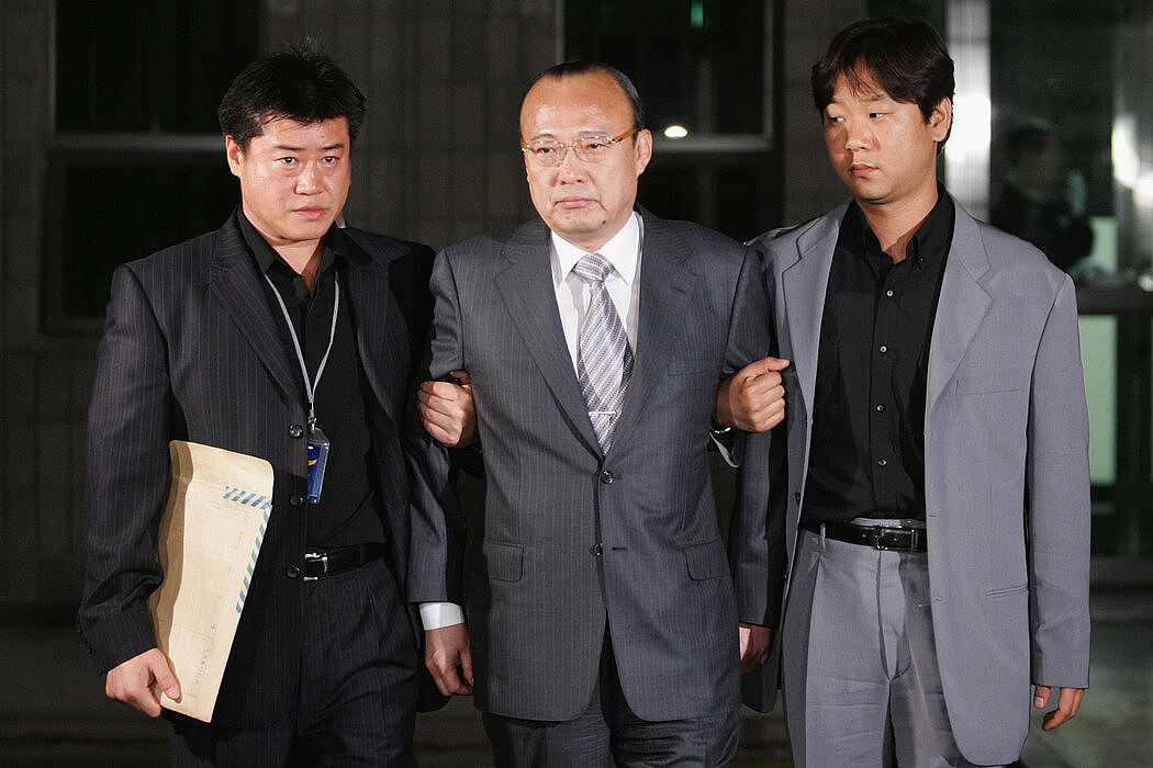 韩华集团会长兼首席执行官金升2007年在首尔因袭击一家夜总会的员工被捕并短暂入狱。