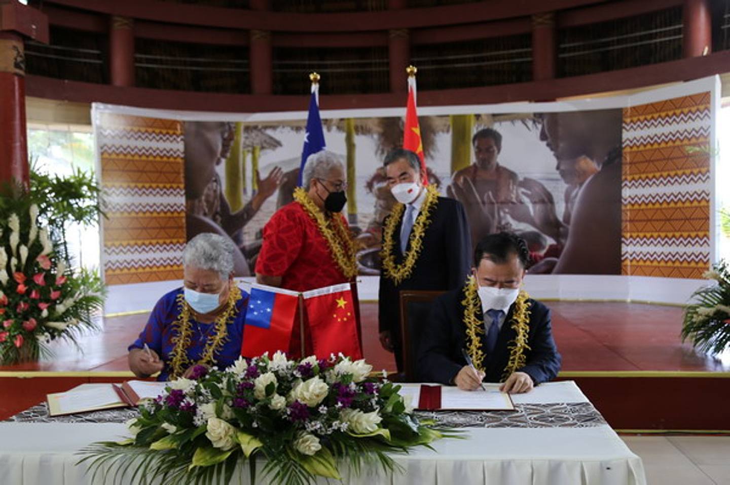 王毅出访太平洋岛国，5月28日到访萨摩亚会见当地总理兼外长菲娅梅（中国外交部）