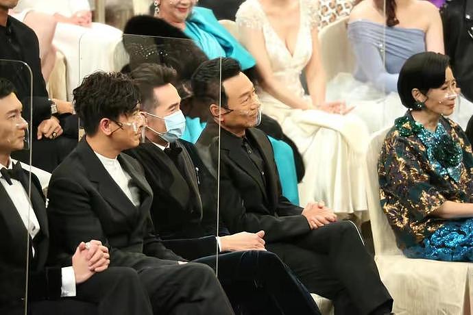香港知名男星郭晋安行为引争议！当众硬扯陈豪口罩，对方为保护家人口罩不离身（组图） - 9