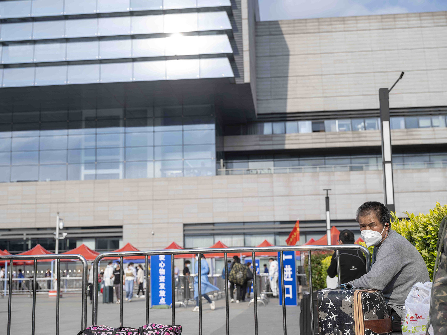 2022年5月26日，虹桥火车站前的人。  本文图片均为澎湃新闻记者 许海峰 拍摄