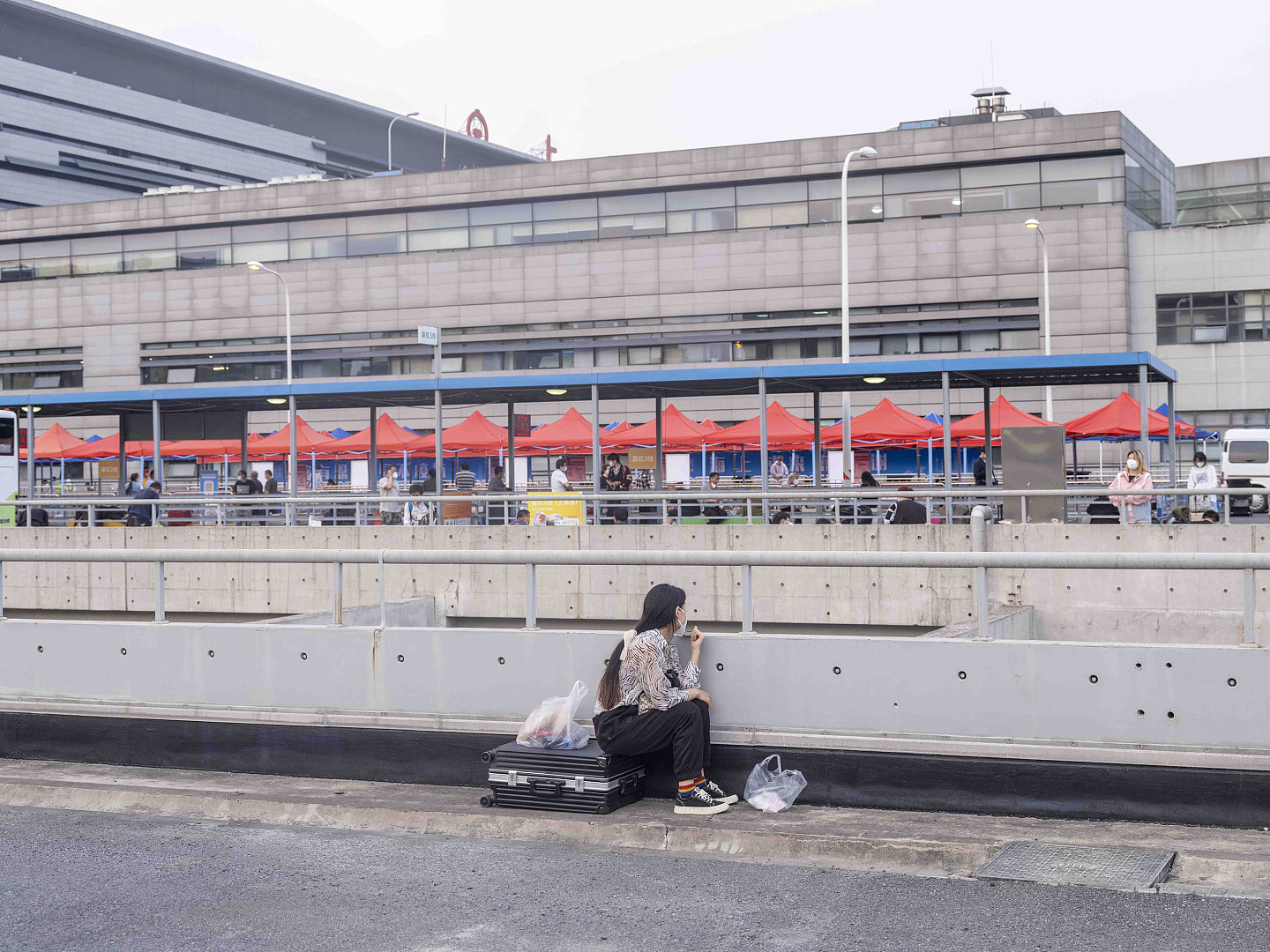 2022年5月26日，虹桥火车站前候车的人。