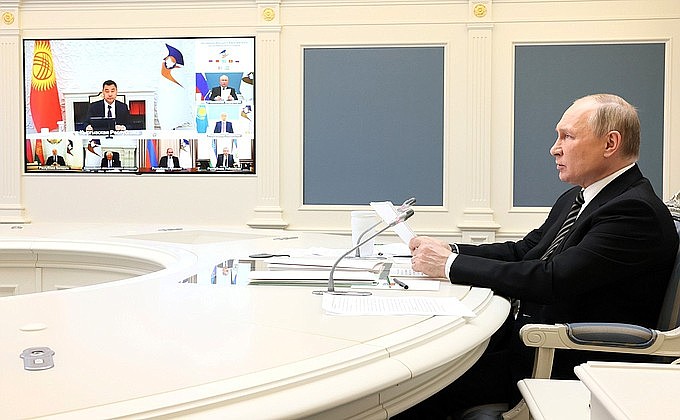俄罗斯总统普丁日前参加欧亚最高经济会议，紧靠长桌，眼睛直视前方，却没有看视讯的萤幕。 图：翻摄自俄罗斯总统官网