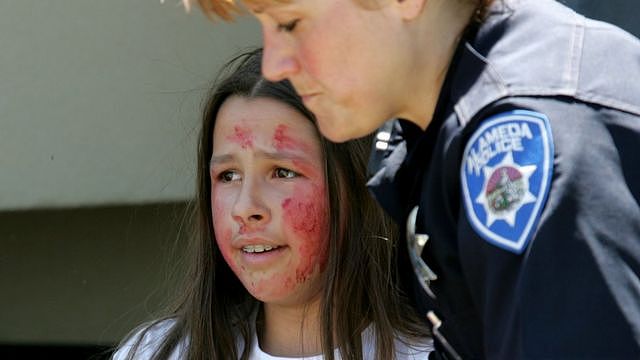 加州演练中，女生脸上涂满假血