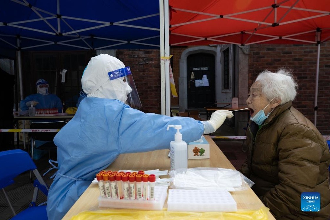 中国疫情严峻，民众进行核酸检测。 图: 翻摄自新华社