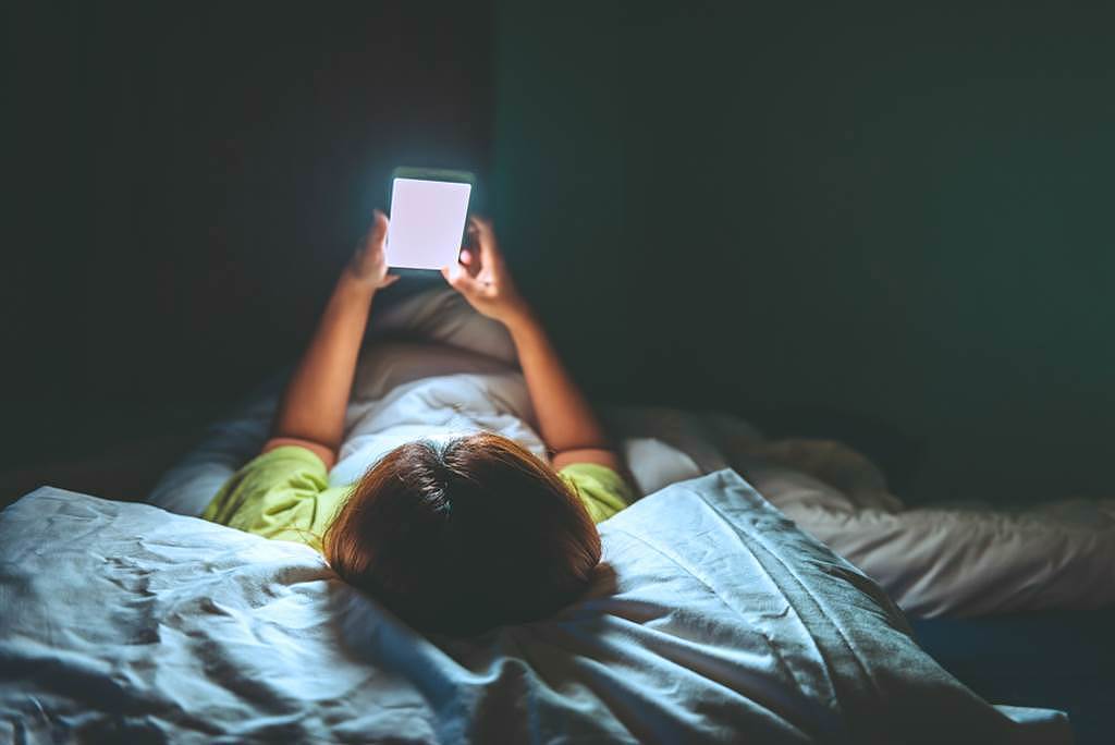 睡前使用手机的研究发现，进行与社交相关的活动可以降低焦虑，反而是进行娱乐与购物会提高焦虑感。 （图／达志影像)