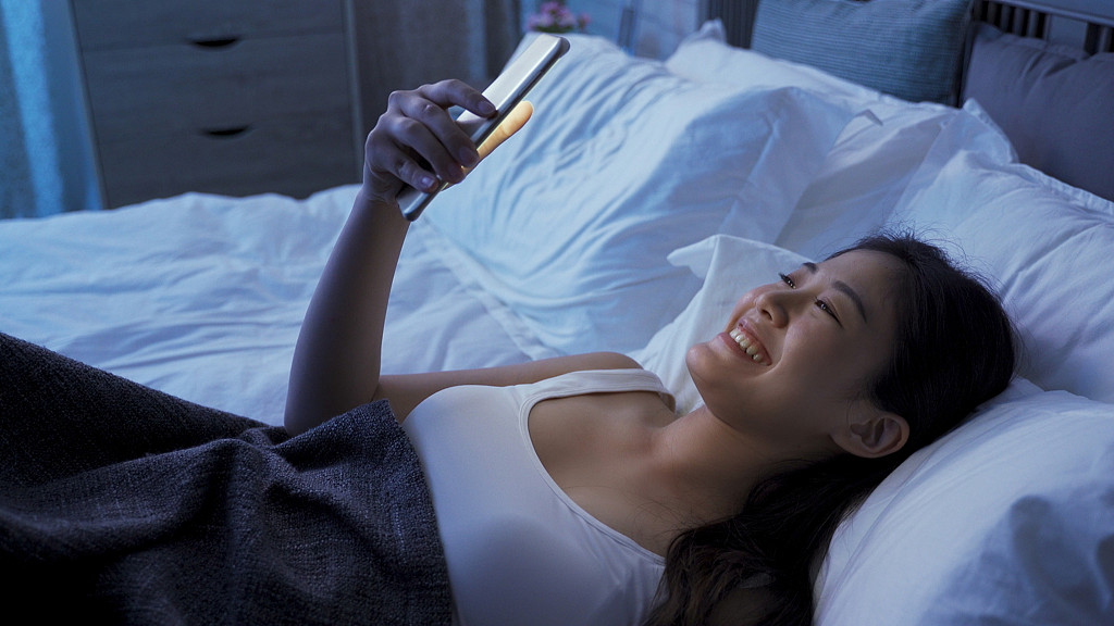 许多不同年龄层的人都有睡前滑手机的习惯，但同时也担心这种习惯对身体造成危害，并因戒除不掉这个习惯感到困扰。 （图／Shutterstock)