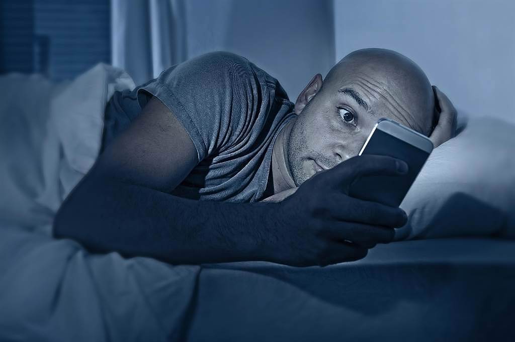 神经科学家研究发现，夜间增加光照对神经系统会造成影响，手机等电子装置发出的蓝光尤其会影响脑部特定的神经回路，睡前滑手机可能诱发抑郁等症状问题。 （图／达志影像）