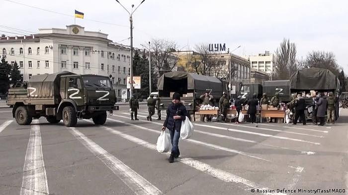 Ukraine-Krieg Cherson | Russische Soldaten verteilen Hilfsgüter 