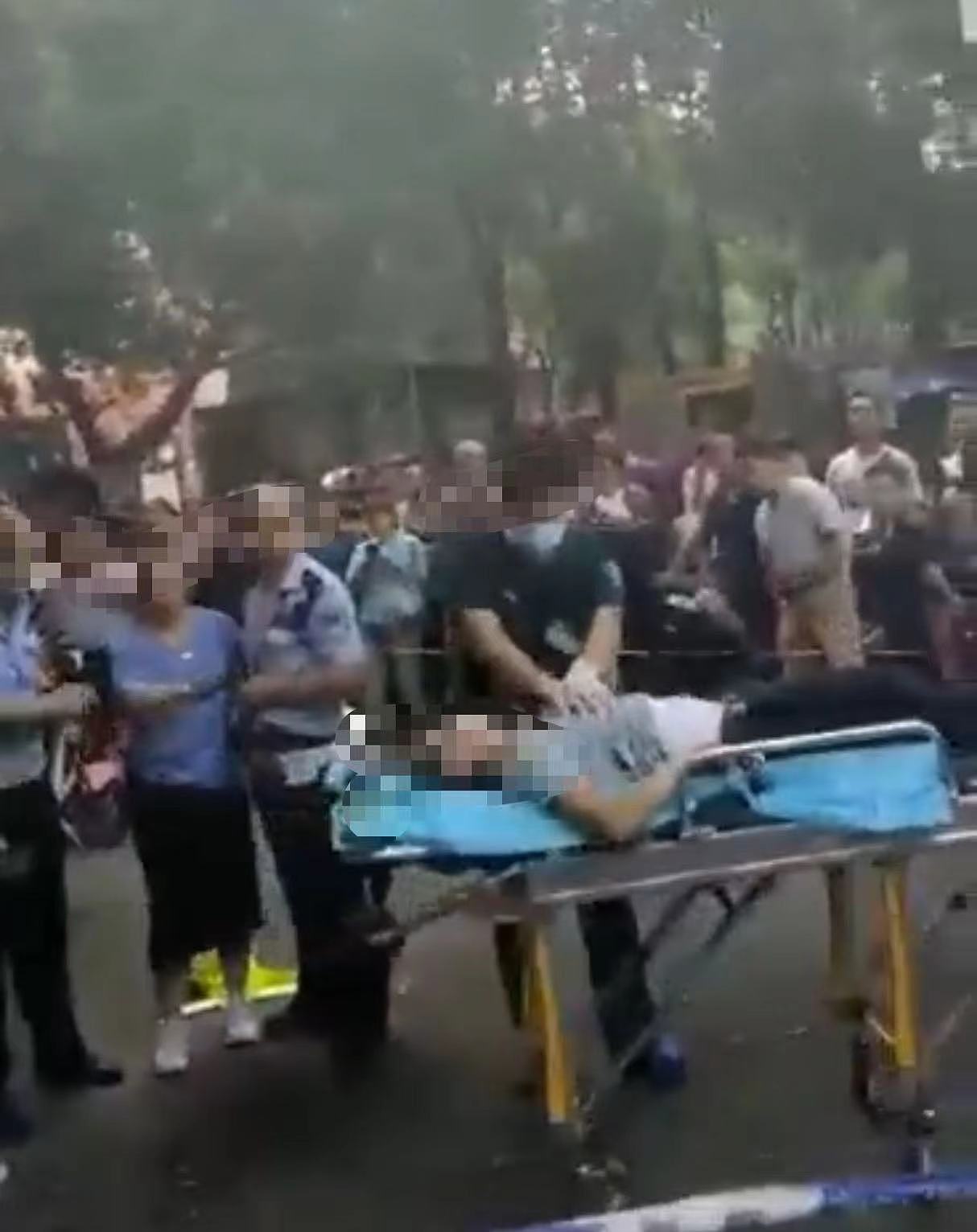 重庆一男子袭警被民警开枪击伤后死亡，目击者：系摩托车刮擦引冲突（组图） - 1
