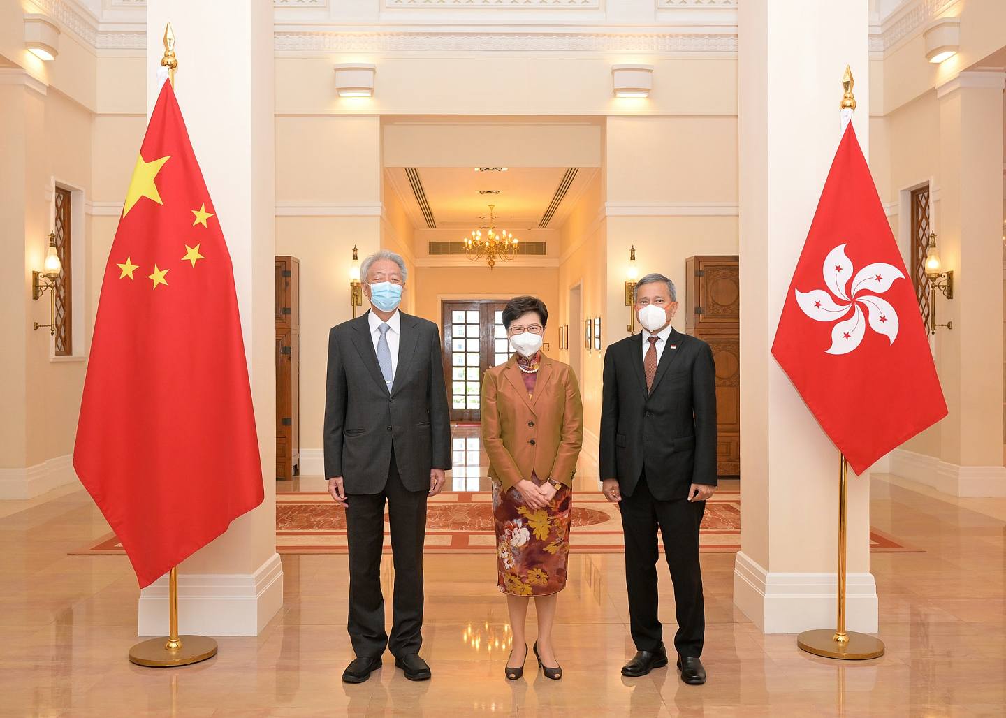 林鄭月娥（中）新加坡國務資政兼國家安全統籌部長張志賢（左）和新加坡外交部長維文（右）在禮賓府會面。（政府新聞處）