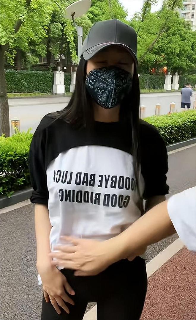 36岁蒋丽莎疑怀上5胎！站街边掀衣服小腹凸出，老公陈浩民哈哈笑（组图） - 1