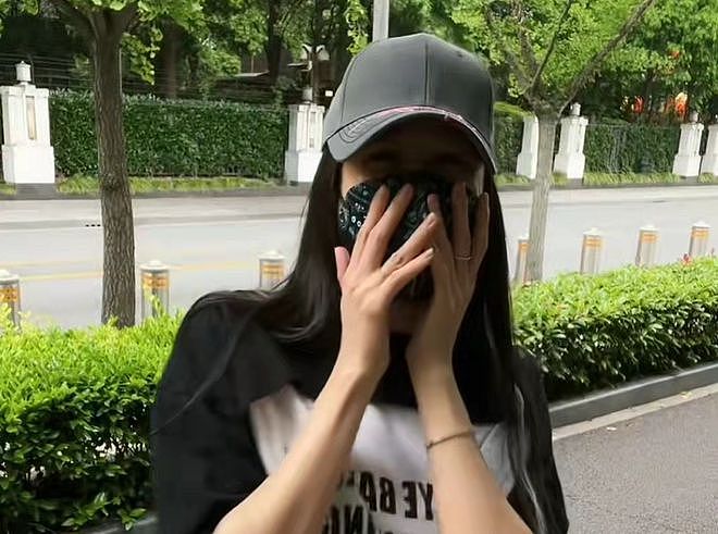 36岁蒋丽莎疑怀上5胎！站街边掀衣服小腹凸出，老公陈浩民哈哈笑（组图） - 3