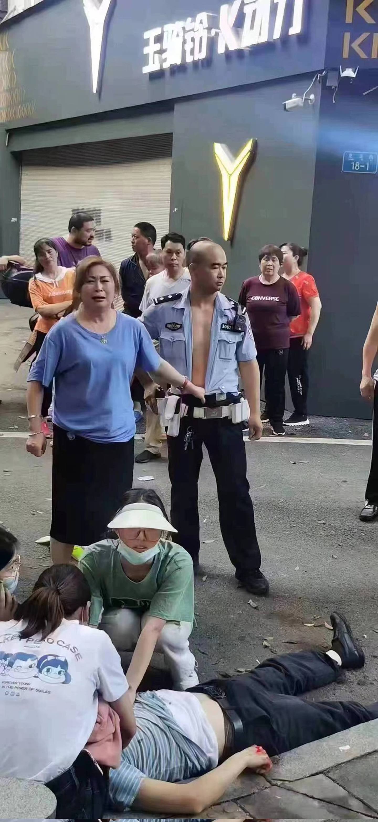 重庆一名警察执勤过程中遇袭，随后开枪击中一名男子。 （影片截图）