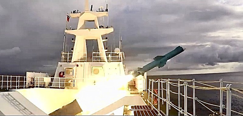 海巡安平舰射击雄二反舰飞弹。 图／取自国防部「坚定守护自助人助」影片