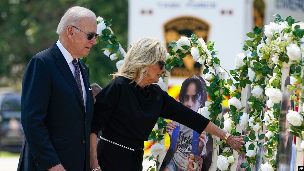 美国总统拜登和第一夫人吉尔·拜登在德克萨斯罗布小学的枪击现场凭吊（2022年5月29日）