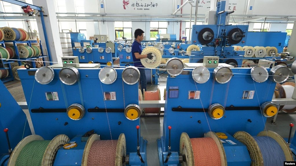中国浙江省湖州市的一个通讯设备厂光纤生产线上的工人在工作。（2020年5月15日）
