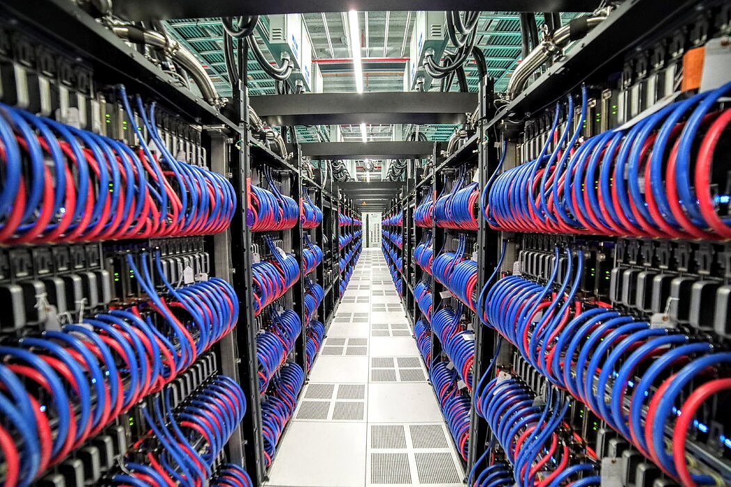 「前沿」超級計算機的內部結構，管道網路中的水可以冷卻系統中成千上萬的計算機晶片。