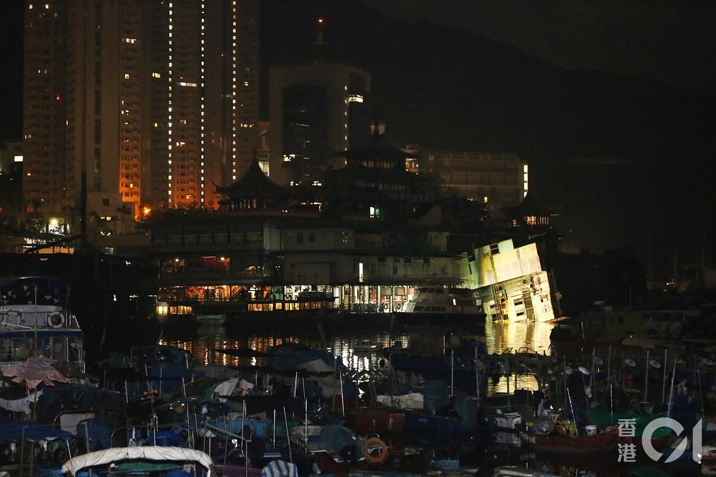 香港仔“珍宝海鲜舫”移离在即 数层高厨房趸船突入水翻沉（组图） - 4