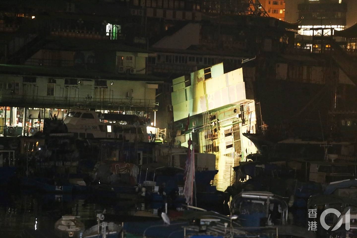 香港仔“珍宝海鲜舫”移离在即 数层高厨房趸船突入水翻沉（组图） - 7