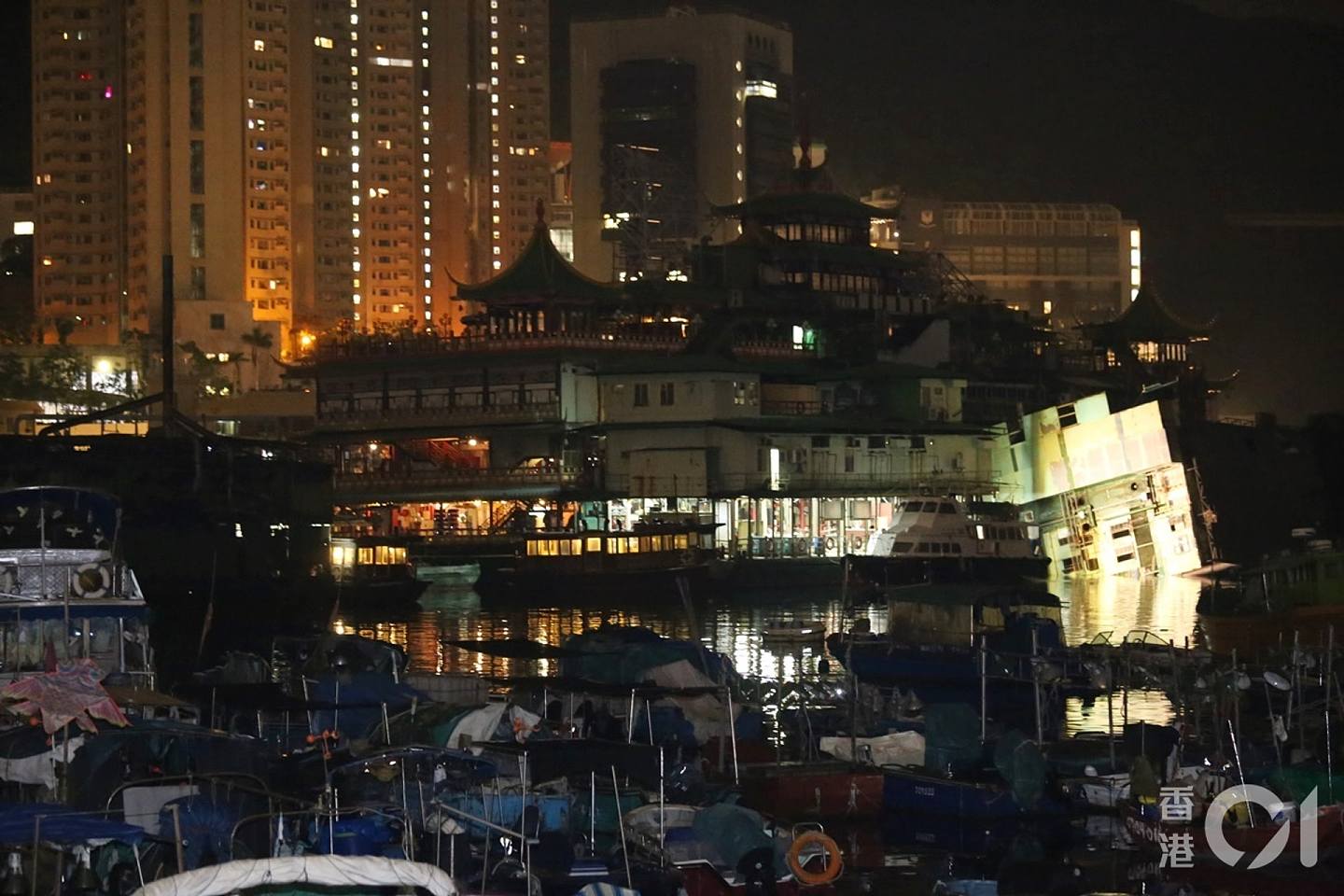 香港仔“珍宝海鲜舫”移离在即 数层高厨房趸船突入水翻沉（组图） - 5