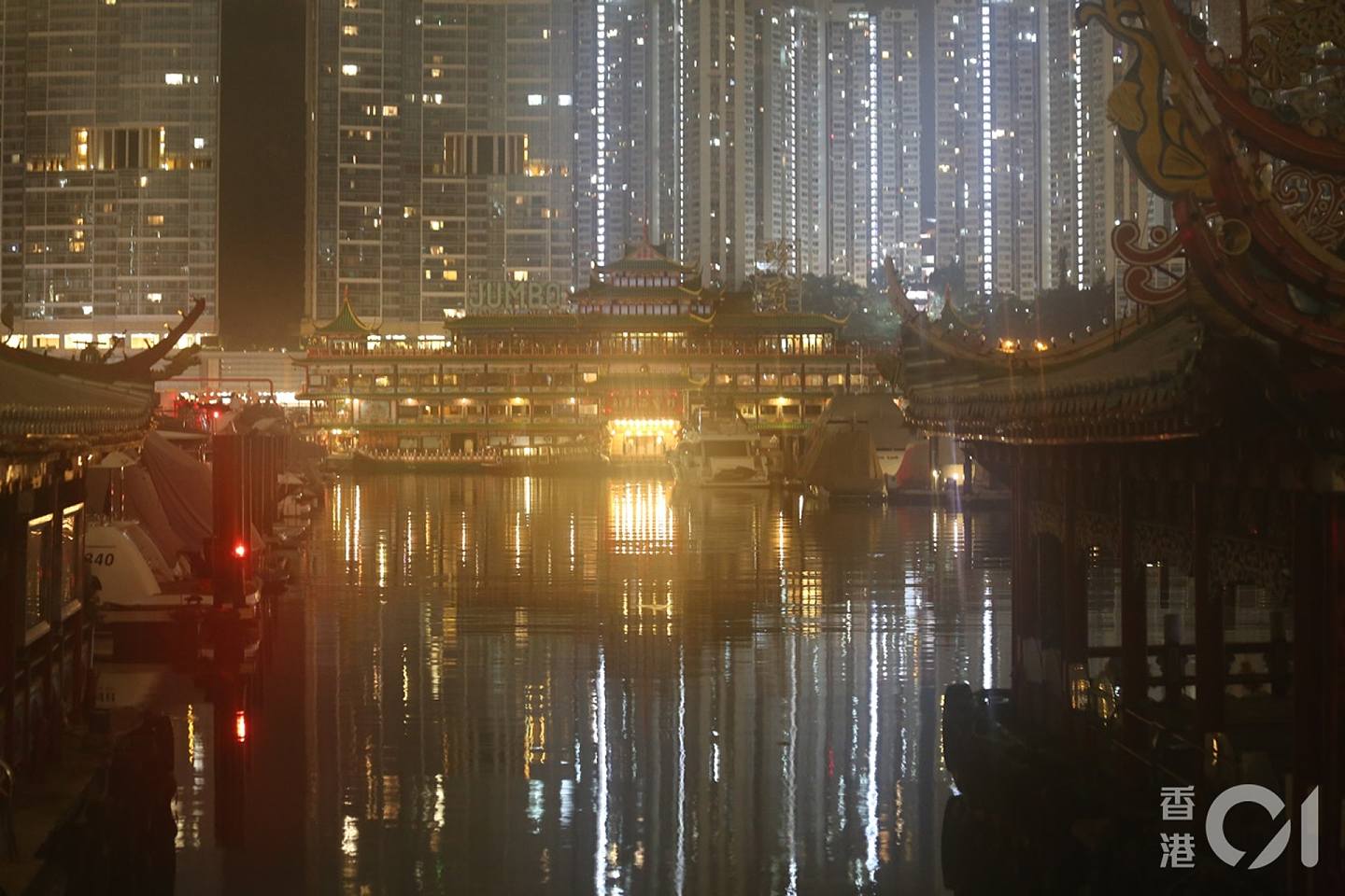 香港仔“珍宝海鲜舫”移离在即 数层高厨房趸船突入水翻沉（组图） - 10