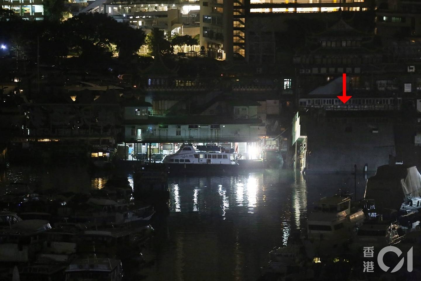 香港仔“珍宝海鲜舫”移离在即 数层高厨房趸船突入水翻沉（组图） - 6