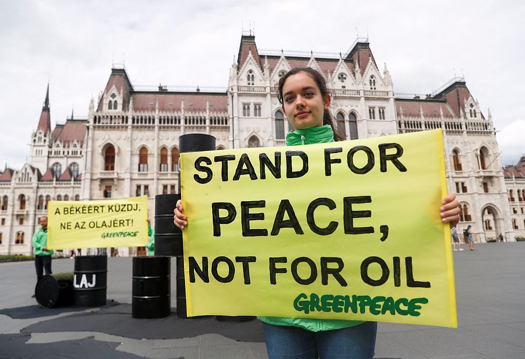 在欧盟召开首脑会议时，欧盟总部外聚集了许多民众与民间组织代表，抗议匈牙利等国反对禁运俄罗斯石油的政策。