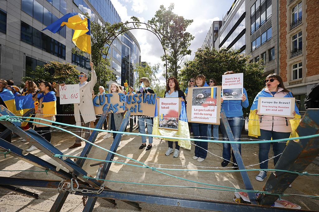 欧盟总部外聚集民众示威，要求欧盟执委会尽快通过禁运俄罗斯石油的决议，接下来有关俄罗斯天然气运与其他制裁措施可能都会获得强大民意支持。 （图／美联社）