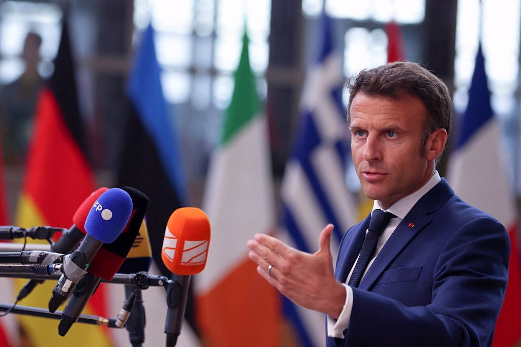 法国总统马克宏担任本届欧盟执委会轮值主席，在欧盟首脑会议结束后向媒体说明禁运俄罗斯石油决议内容。 （图／路透）
