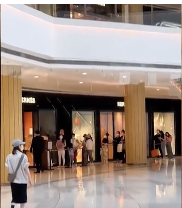 上海百货公司内，许多奢侈品牌门口人流量不断，不仅爱马仕（HERMÈS）门口大排长龙，连迪奥（DIOR）的出入口也排起长队。 图：撷取自腾讯视频影片