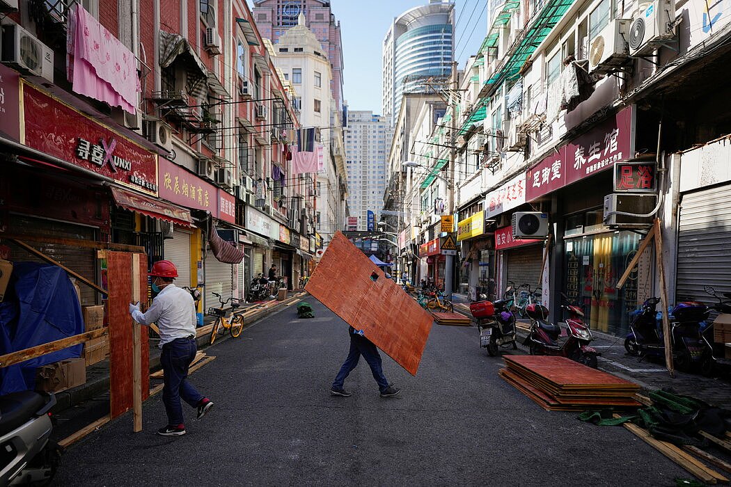 工人們在拆除上海封控期間設置的障礙物，攝於本週二。