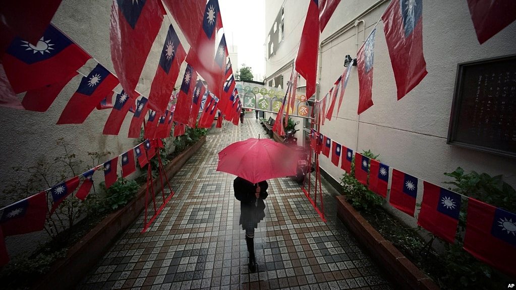 资料照：日本横浜市中国城一条挂满台湾旗帜的小巷。（2015年11月14日）
