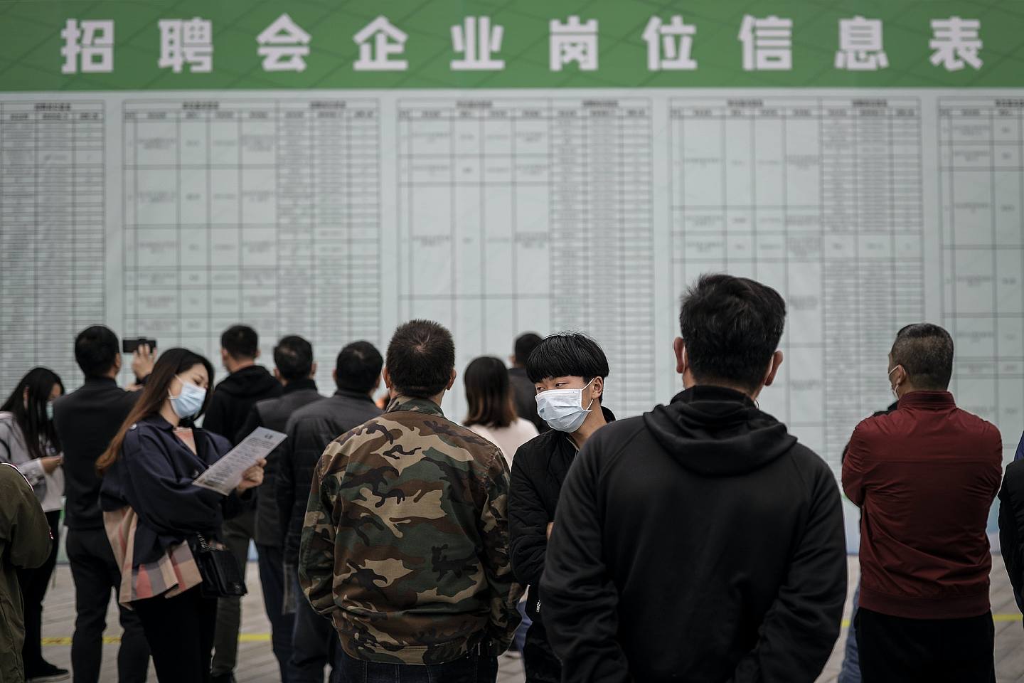 中国今年大学应届毕业生将达1076万人，4月份失业率上升，尤其是16至24岁人口调查失业率高达18.2%。 （Getty Images）