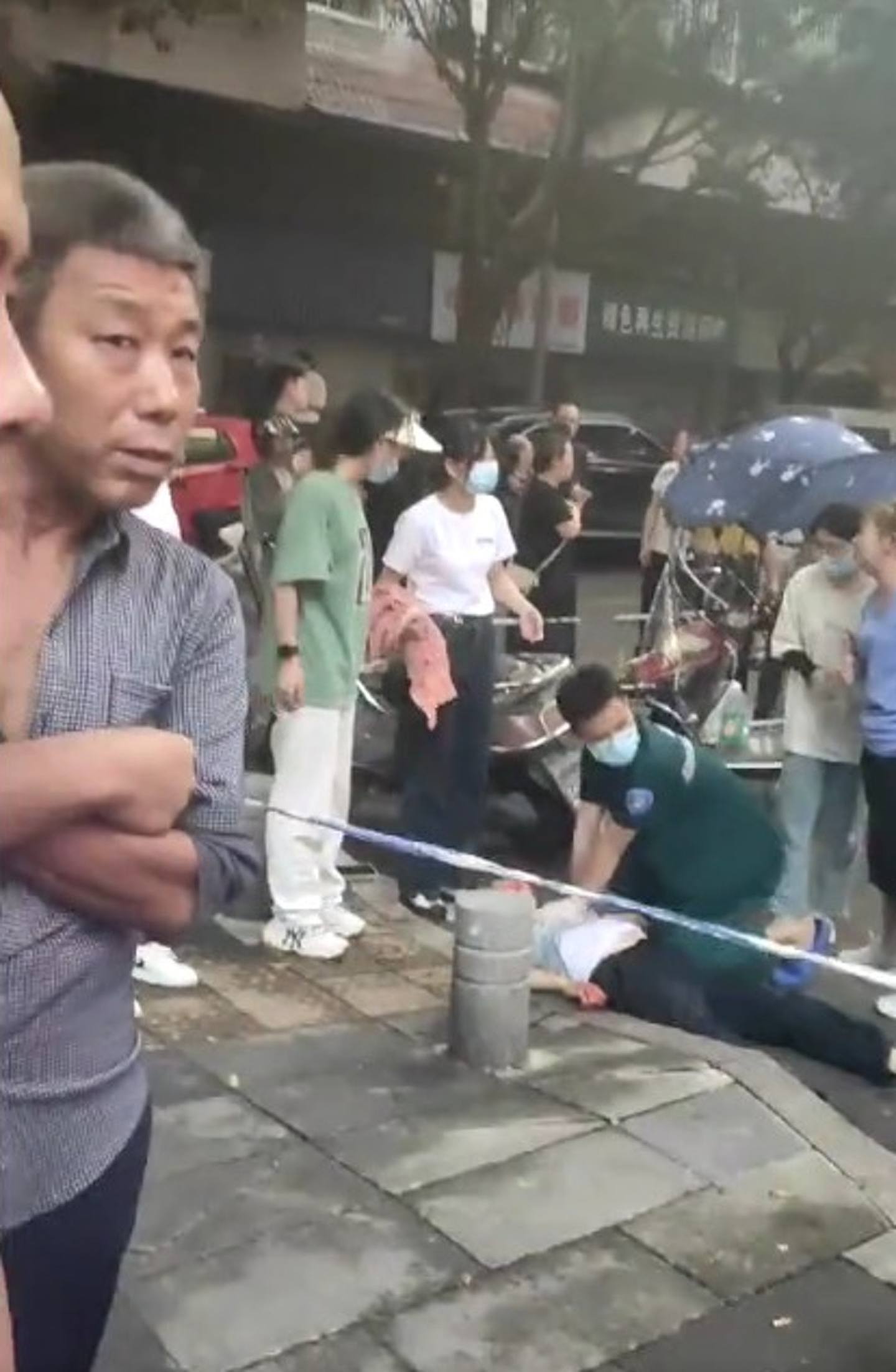 重慶一名警察執勤過程中遇襲，隨後開槍擊中一名男子。（影片截圖）