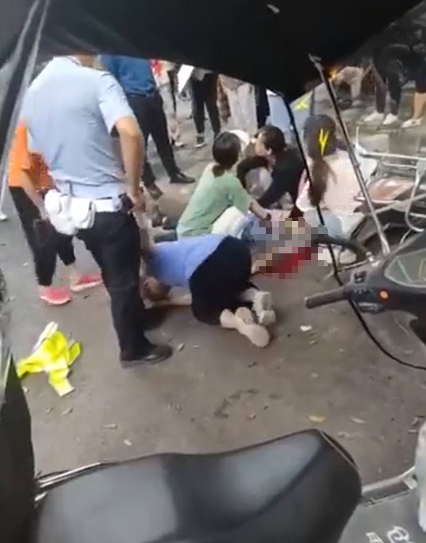 重慶一名警察執勤過程中遇襲，隨後開槍擊中一名男子。（影片截圖）