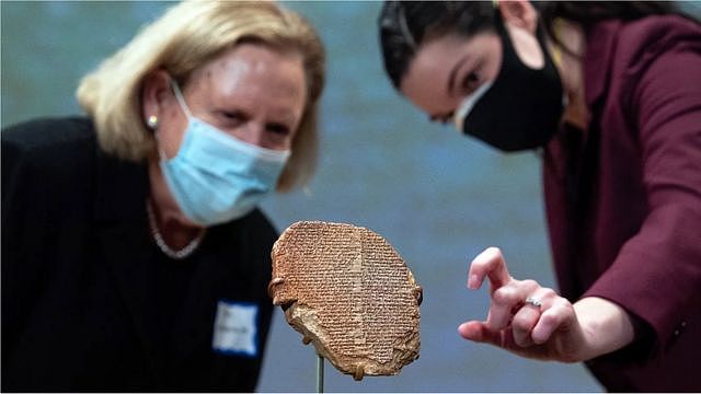 一些已知的最早文字出现在美索不达米亚，被称为楔形字，是压在泥板上的符号(Credit: Saul Loeb/AFP/Getty Images)