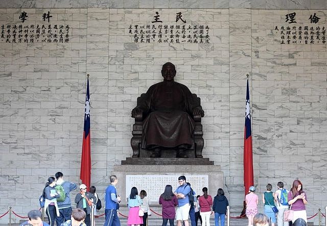 游客在台湾已故总统蒋介石的雕像前参观。